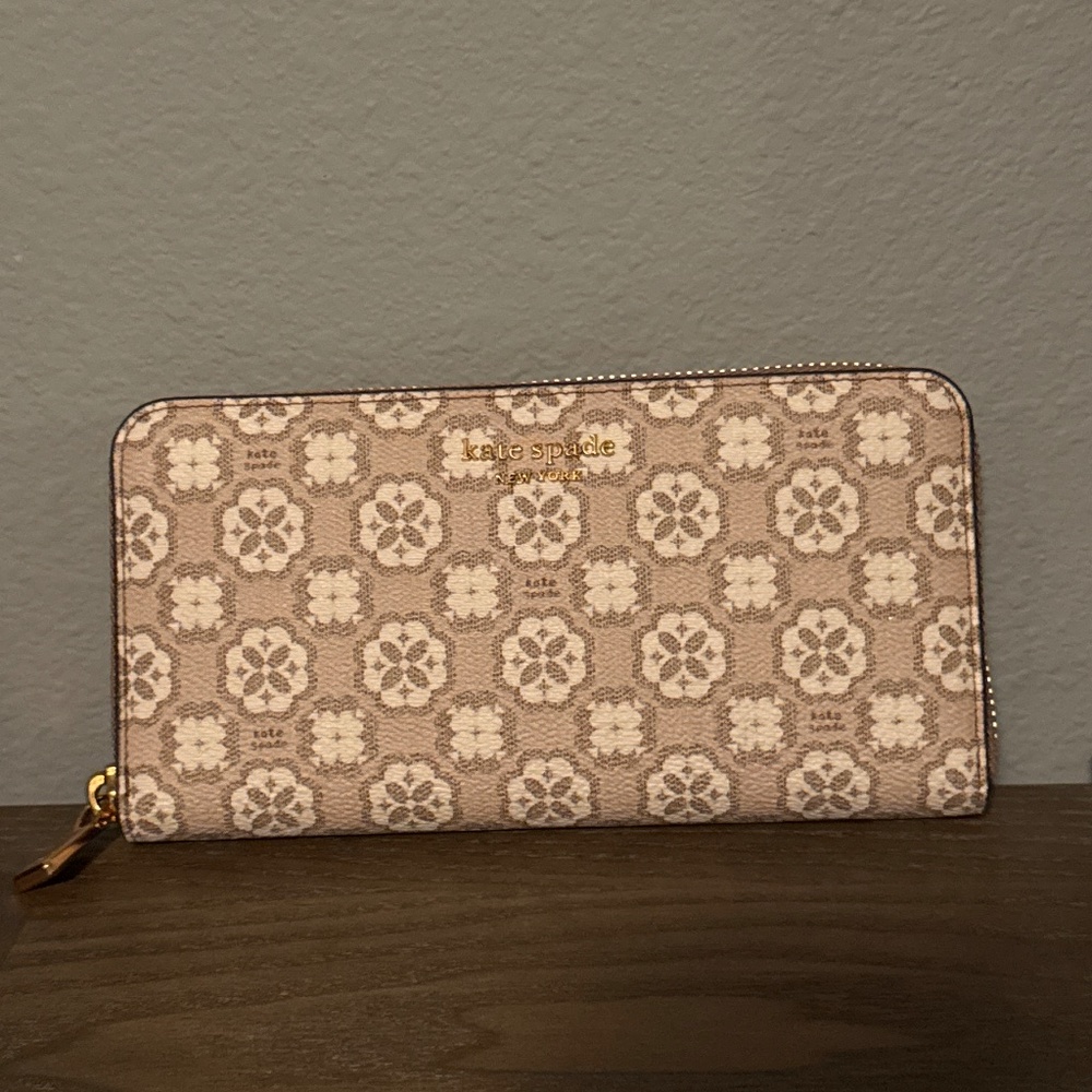 Kate Spade New York Geometric logo pattern wallet